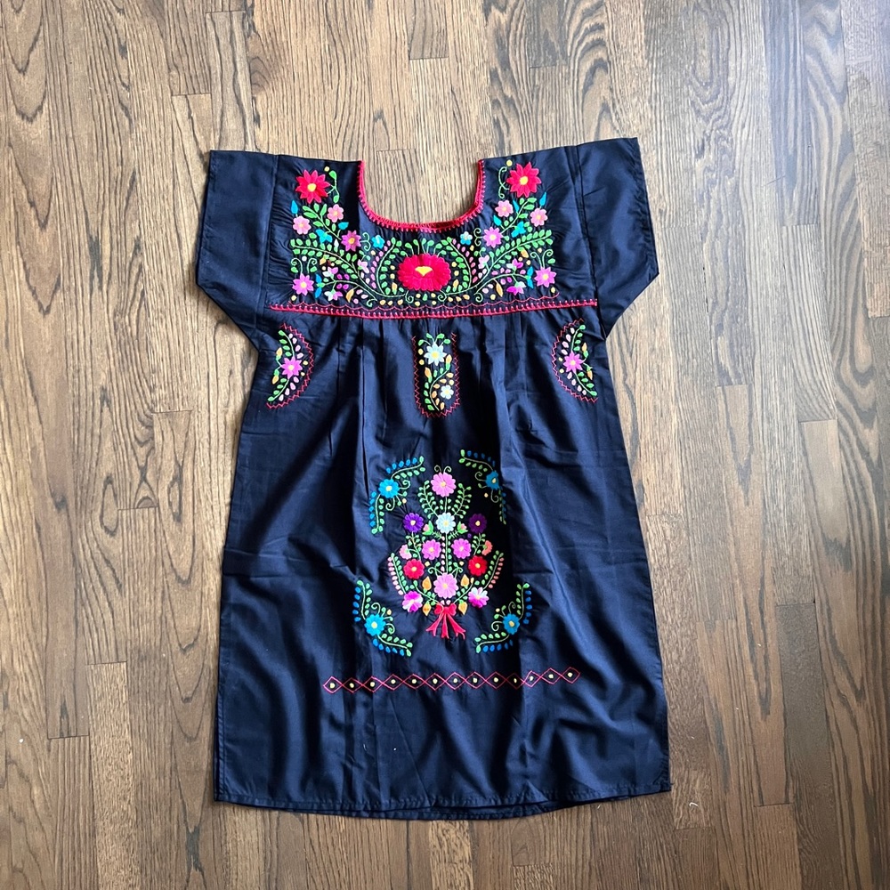 🌸 2 x $79 🌸  Hand embroidered Mexican dress - Picture 3 of 9